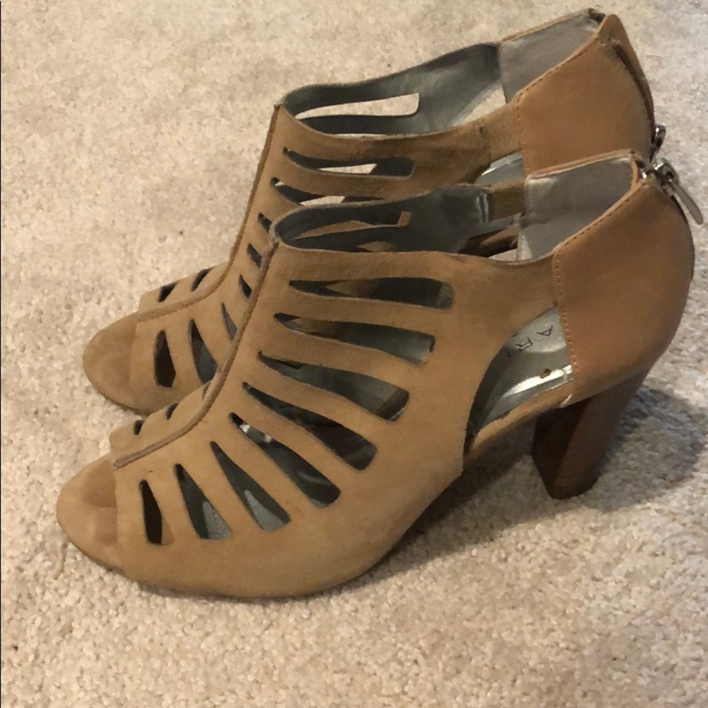 Tahari camel pumps